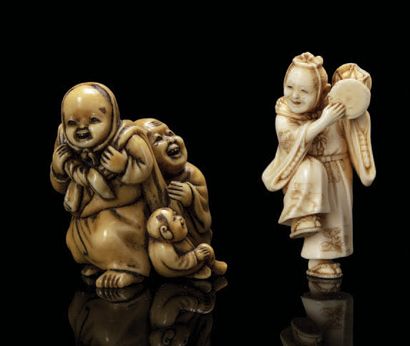 JAPON Deux netsuke en ivoire, l'un représentant Okame, Hotei et un enfant, signé...