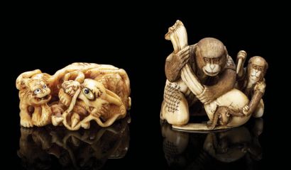 JAPON Deux netsuke, l'un en ivoire marin représentant un dragon et un félin, les...