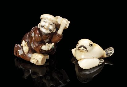 JAPON Lot comprenant un petit okimono en bois et ivoire, représentant Daikoku, son...