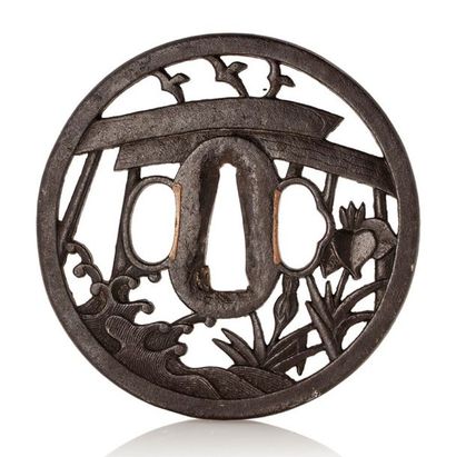 JAPON Grande sukashi tsuba maru-gata à décor d'iris d'eau auprès de vagues, et d'oiseaux...