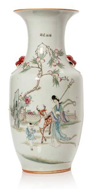 CHINE Vase en porcelaine à décor de femme et enfant tenant un daim. Calligraphies...