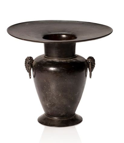 JAPON Vase usubata en bronze de patine brune, à panse se rétrécissant vers un pied...