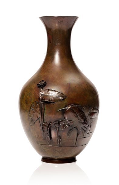 JAPON Vase en bronze de belle patine brun-vert nuancée de rouge, à panse large et...