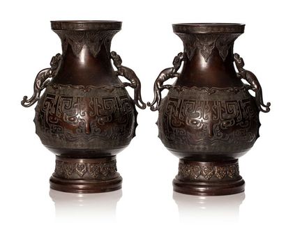 JAPON Paire de vases en bronze de patine brune, reprenant la forme des Hu chinois,...