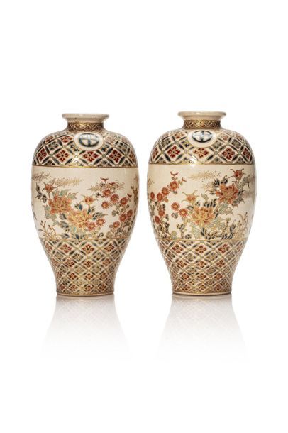 JAPON Paire de vases en grès de Satsuma, à décor polychrome de fleurs et résille...