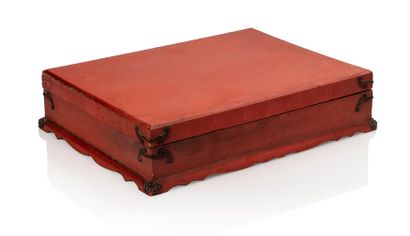 JAPON Boîte rectangulaire en laque rouge, l'intérieur laqué noir, rehaussée de ferrures...