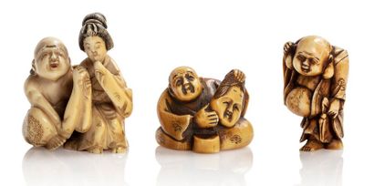 JAPON Trois netsuke en ivoire représentant Hotei debout, signé Kazumasa; homme assis...