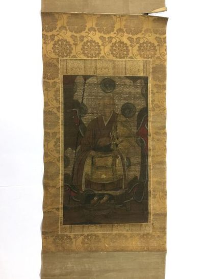 JAPON Kakemono peint en polychromie et rehauts or sur soie, représentant un abbé...