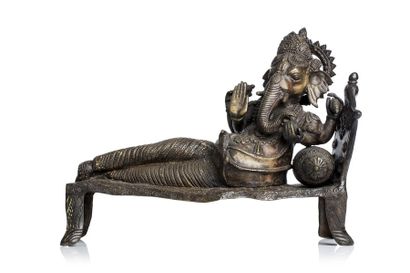 INDE Grand sujet en bronze représentant le dieu Ganesha à quatre bras, couronné et...