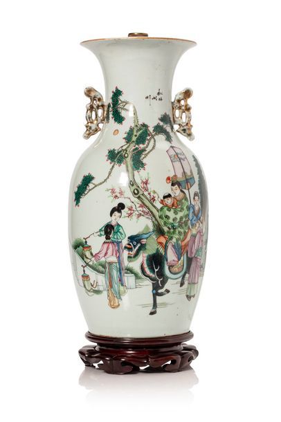 CHINE Vase en porcelaine et émaux de la famille rose, à décor de femmes, l'une avec...