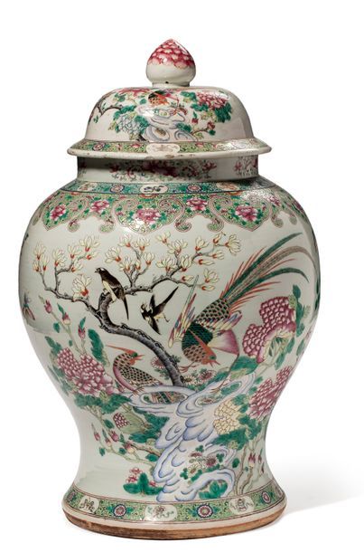 CHINE Potiche couverte en porcelaine et émaux de la famille rose, à décor de couples...