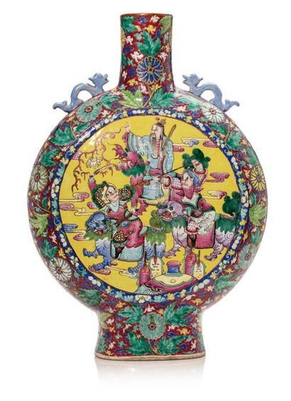 CHINE VERS 1880 Grand vase en forme de gourde aplatie en porcelaine et émaux famille...