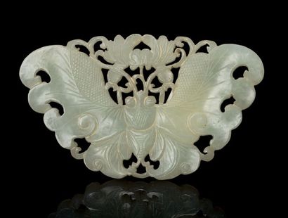 CHINE Pendentif en jade blanc céladonné, sculpté et ajouré d'un papillon aux ailes...