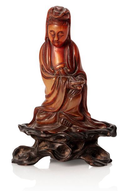 CHINE Chine XIXe siècle, Petite sculpture en corne représentant Guanyin assise tenant...