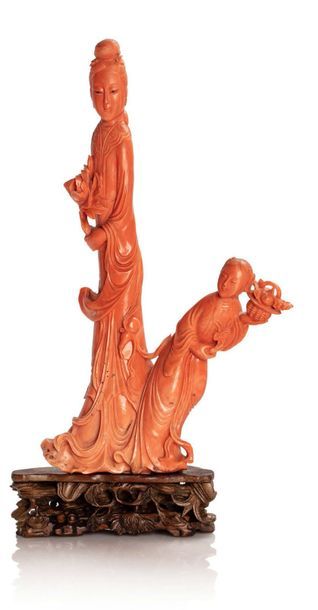 CHINE Groupe en corail rose orangé, représentant une déesse du printemps accompagnée...