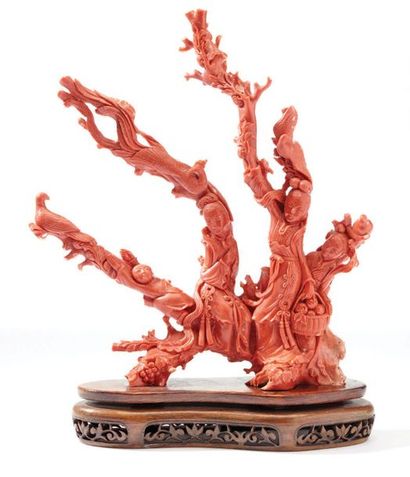 CHINE Grand groupe en corail rouge orange à trois branches sculptées de déesses du...