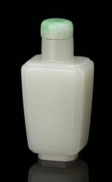 CHINE Flacon tabatière en jade blanc et bouchon en jadéite.
H. 5,5 cm

清朝 白玉带翡翠帽...