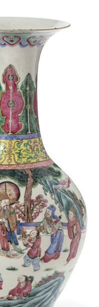 CHINE Paire de vases à long col évasé en porcelaine et émaux de la famille rose,...