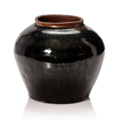 CHINE Petite jarre en grès émaillé noir avec taches de rouille.
H. 13 cm

中国十四到十六世纪...