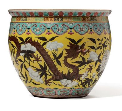 CHINE Vasque à poissons en porcelaine, les parois à décor sur fond jaune de dragons...