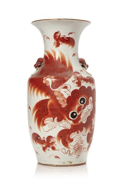 CHINE Vase balustre en porcelaine à décor émaillé corail représentant un grand lion...
