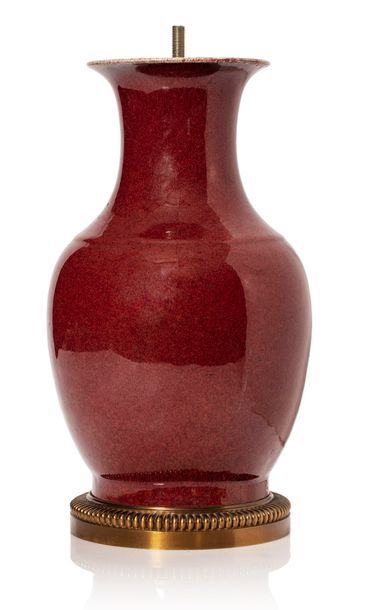 CHINE Vase balustre en porcelaine émaillé sang-de-boeuf, monté en lampe. (Fond percé...
