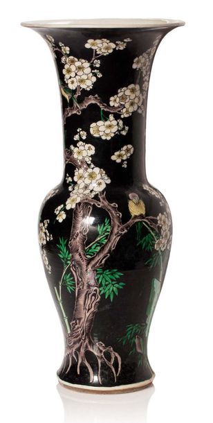 CHINE Vase yen-yen en porcelaine et émaux de style famille verte sur fond noir, à...