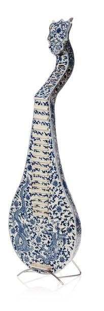 CHINE Modèle de Pipa, instrument de musique à cordes, en porcelaine bleu-blanc, à...