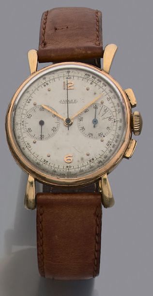 JAEGER Vers 1940. Chronographe acier 2 compteurs en or jaune 18K.
Cadran argenté,...