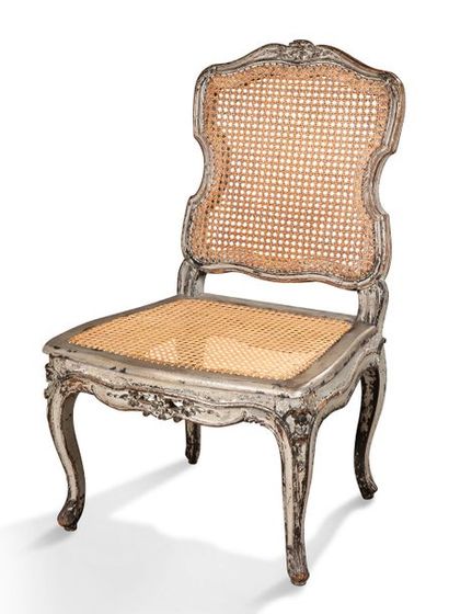 D'APRÈS UN MODÈLE DE CHARLES CRESSENT Large chaise en bois naturel mouluré sculpté...