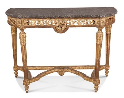 null IMPORTANTE CONSOLE de forme demi-lune en bois mouluré richement sculpté et doré...