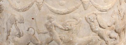 null BASSIN CYLINDRIQUE en marbre de Carrare, à décor sculpté en bas-relief de scènes...