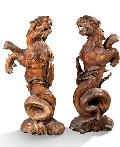 null PAIRE DE LIONS stylisés en bois naturel mouluré sculpté.
Travail anglais, XIXe...