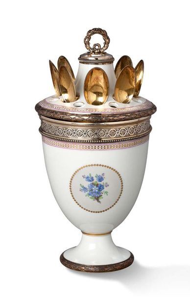 null CONFITURIER en porcelaine KPM émaillée et dorée à décor de bouquets de violettes...