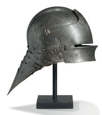 null Casque de type salade.
Helmet, medieval style, XIXth c.
Ancêtre de la bourguignotte...