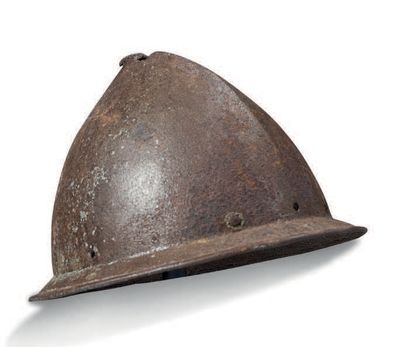 null Lourd cabasset en fer. XVIIe s.
Du Guesclin helmet style, XIXth c.
Bombe en...