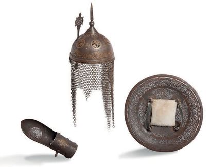 null Bel ensemble de parement persan comprenant:
A set of Persian Armor Pieces. XIXth...