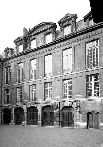 null DOUBLES PORTES CINTRÉES AJOURÉES DE L'HÔTEL DE LAUZUN en fer forgé orné de feuilles...