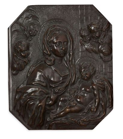 null PLAQUE OCTOGONALE en bronze ciselé à patine brune représentant une Vierge à...