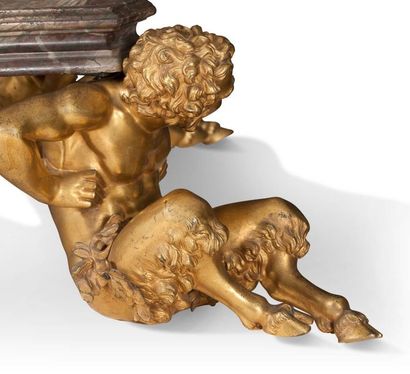 null QUATRE FAUNES assis en bronze doré du début du XIXe siècle. Ils soutiennent...