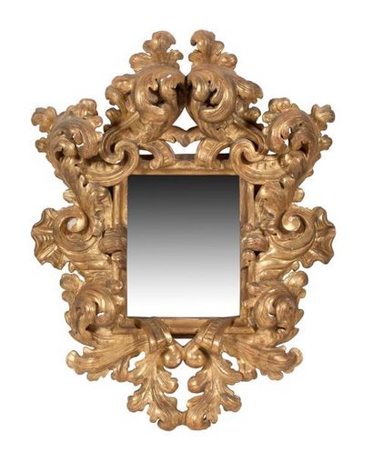 null PAIRE DE MIROIRS RECTANGULAIRES en bois mouluré sculpté et doré, décoré de larges...