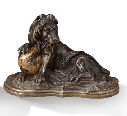 null DEUX LIONS couchés en bronze à patine mordorée tenant une sphère
Italie XVIIe...