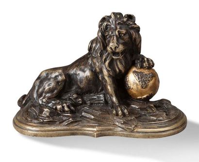 null DEUX LIONS couchés en bronze à patine mordorée tenant une sphère
Italie XVIIe...
