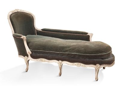 null CHAISE LONGUE en bois mouluré sculpté et laqué crème à décor de fleurettes et...