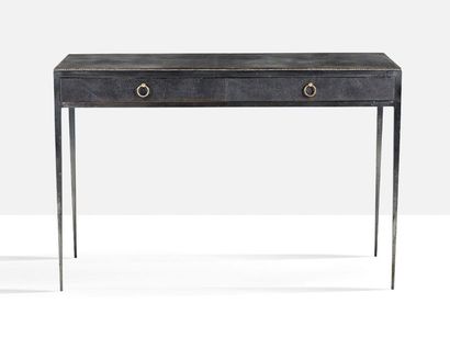 JEAN-MICHEL FRANK (1895-1941) Table console
Fer, cuir 75,5 x 115 x 50 cm
Comte, circa...