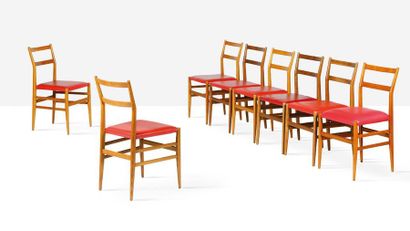 Gio PONTI (1891-1979) Suite de 16 chaises dites Leggera
Bois, simili cuir
82 x 40...