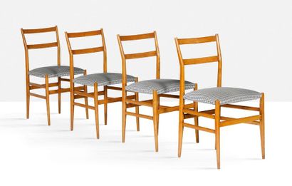 Gio PONTI (1891-1979) Suite de 4 chaises dites Leggera
Bois, toile de coton
82 x...