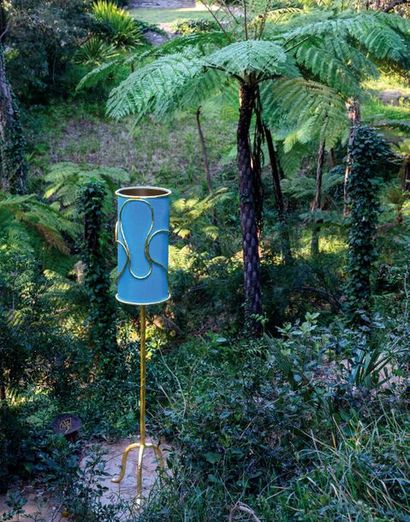 ELIZABETH GAROUSTE (1949) Lampadaire
Fer forgé, soie
H: 180 cm
Circa 2010
