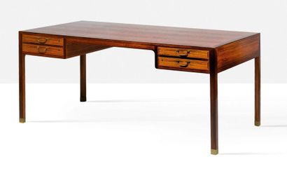 Ole Wanscher (1903-1985) Table bureau
Palissandre, laiton
73 x 153 x 76 cm.
Circa...