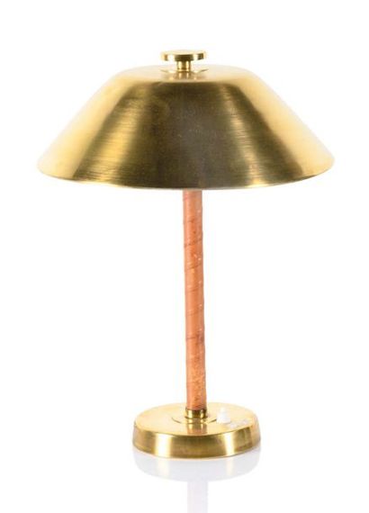 A.BERGSTRÖM (1910-1996) Lampe
Laiton, cuir
H.: 43 cm.
Lyktan circa 1950